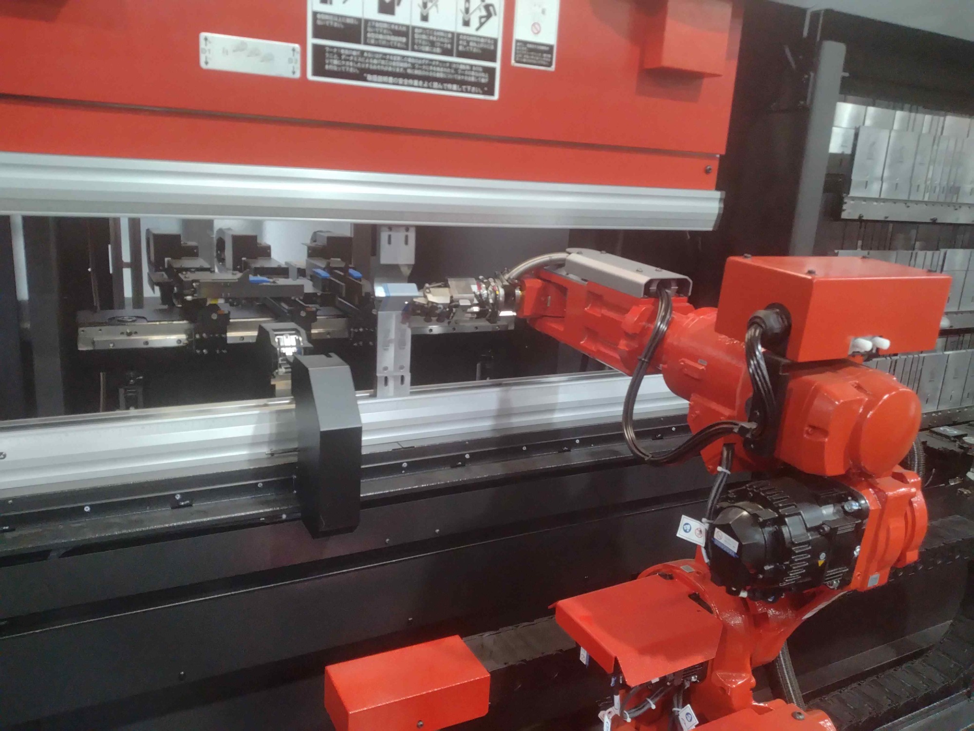 写真:KEYENCE ワイドリニア三次元測定器